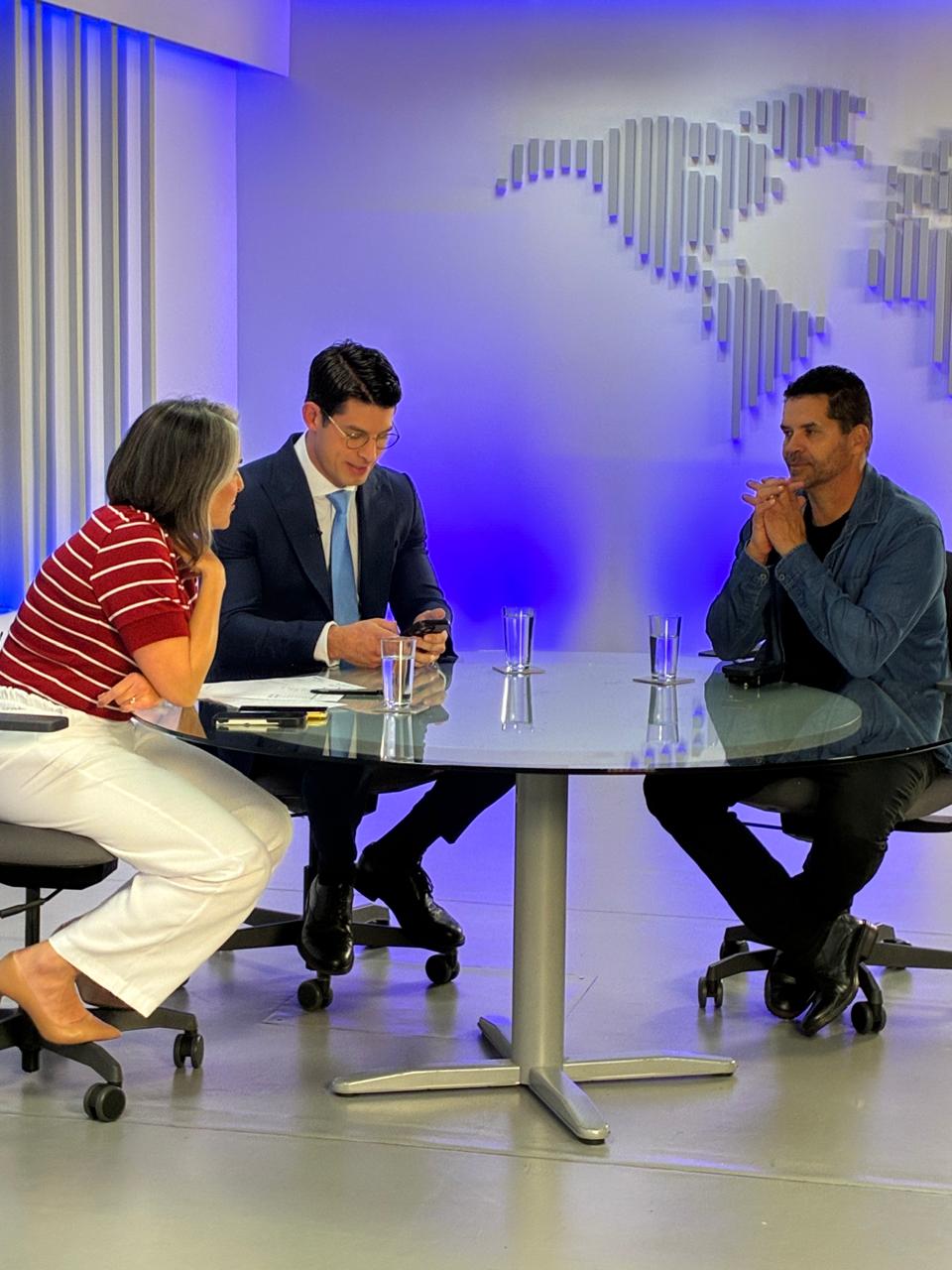Mesa de debate em estúdio